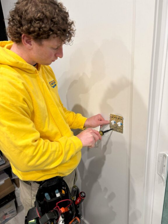 Waybright electric worker outlet repair