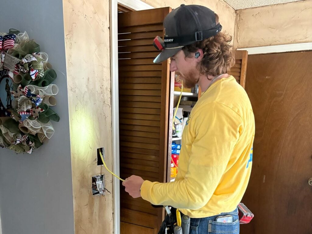 how to fix loose outlets electrician using yellow shirt